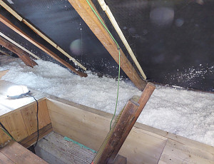 Zateplení stropu rodinného domu pomocí foukané izolace